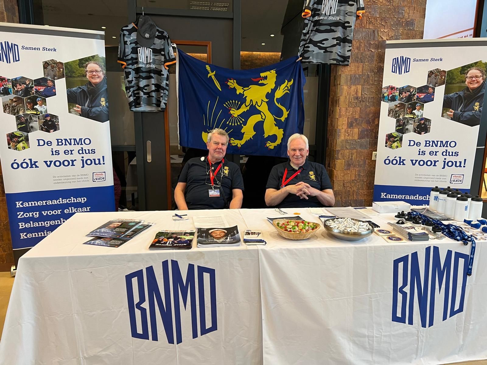 Ronald van Hulst en Wolter Bonkestooter zijn aanwezig met een stand van de BNMO op de reünie van de kazerne te Stroe.